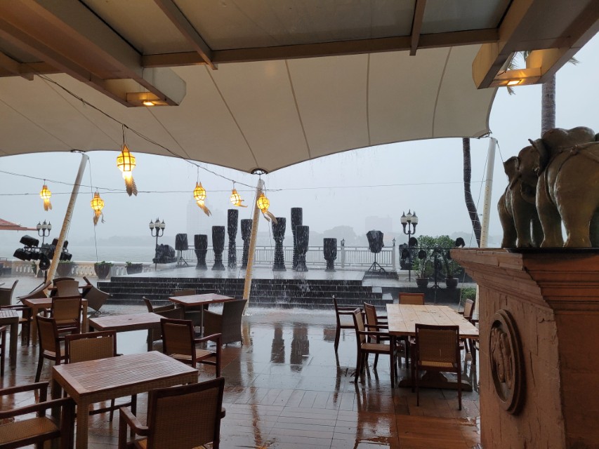 아난타라 리버사이드 조식 레스토랑 내부