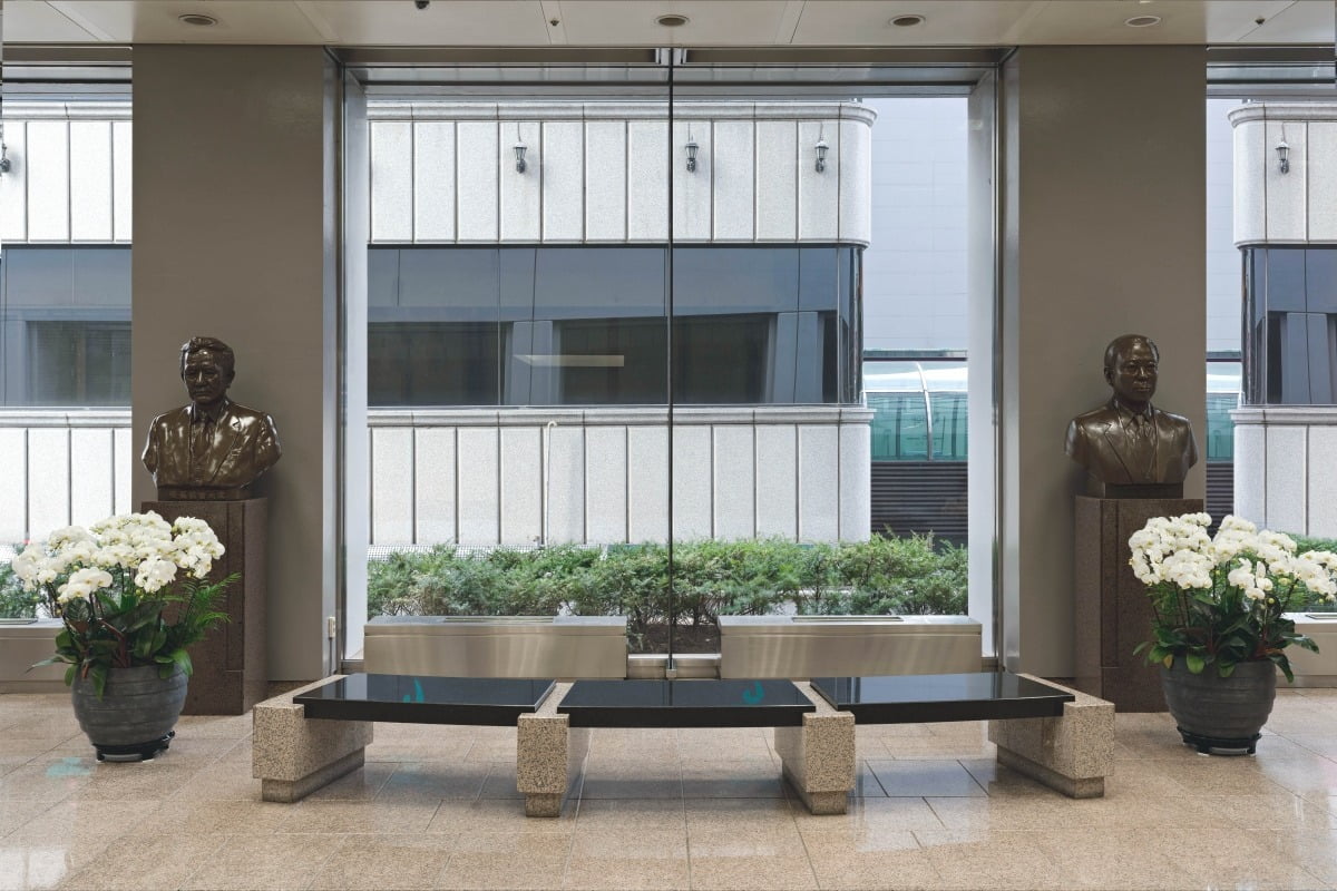 서울 강남구 논현동 영풍그룹 사옥 1층에 나란히 세워져 있던 장병희·최기호 공동 창업주 흉상. 고려아연이 종로로 사옥을 이전하면서 현재 영풍 사옥에는 장병희 창업주 흉상만 남아 있다.