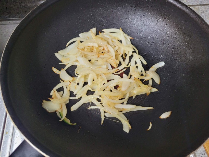 갈색빛이 돌 때까지 볶아 단맛을 끌어올린 양파