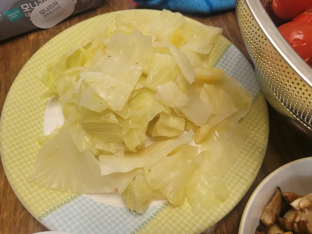데친 양배추&middot;브로콜리&middot;감자&middot;토마토 + 구운 표고버섯 한 그릇 아침: 10분 완성 다이어트 &amp; 건강 레시피