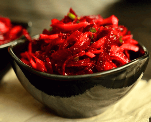 검정 그릇에 가늘게 채로 썰린 빨간 레드비트 샐러드가 소복하게 담겨있다.