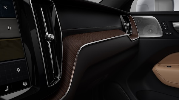 2025 볼보 XC60 하이브리드 연비와 성능의 완벽한 조화