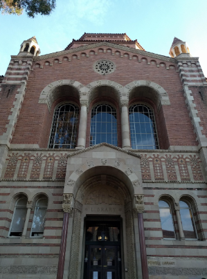 대학교 건물 정문 사진