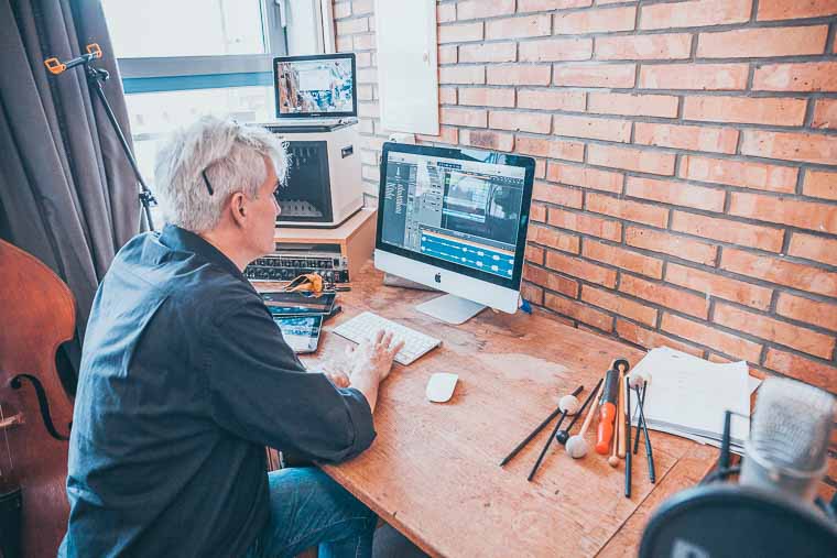 이미지 출처: AI 생성 이미지(콘텐츠 이해를 돕기 위한 시각 자료. 실제 인물을 특정하지 않은 AI 생성 이미지)중년 남성이 컴퓨터 화면의 AI 기반 강의 제작 소프트웨어를 이용해 자신의 전문 지식을 온라인 교육 영상 콘텐츠로 만들고 있는 모습. AI를 활용한 재능 기부의 새로운 방식을 보여준다.