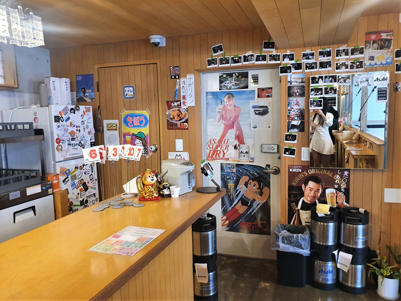 일본-포스터가-가득한-실내