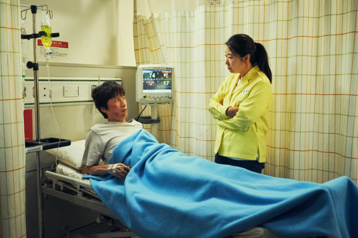 누워있는송새벽과그를쳐다보는라미란