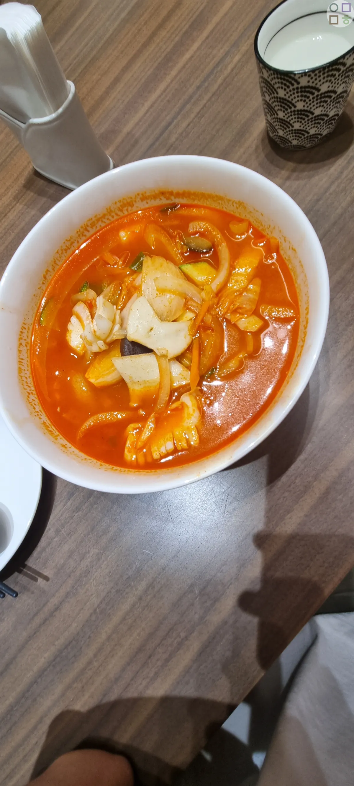 짬뽕-빨간-국물-식욕-폭발