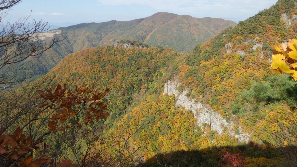 100대 명산 등산하기 첫번째 봉화 청량산은 소금강이라 불릴 만큼 아름다운 암봉과 깊은 계곡&amp;#44; 고요한 사찰 청량사가 조화를 이루는 경북 봉화의 대표 명산 
