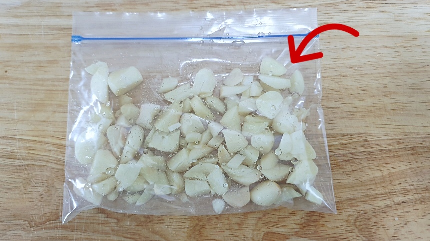 지퍼백에-마늘-넣기