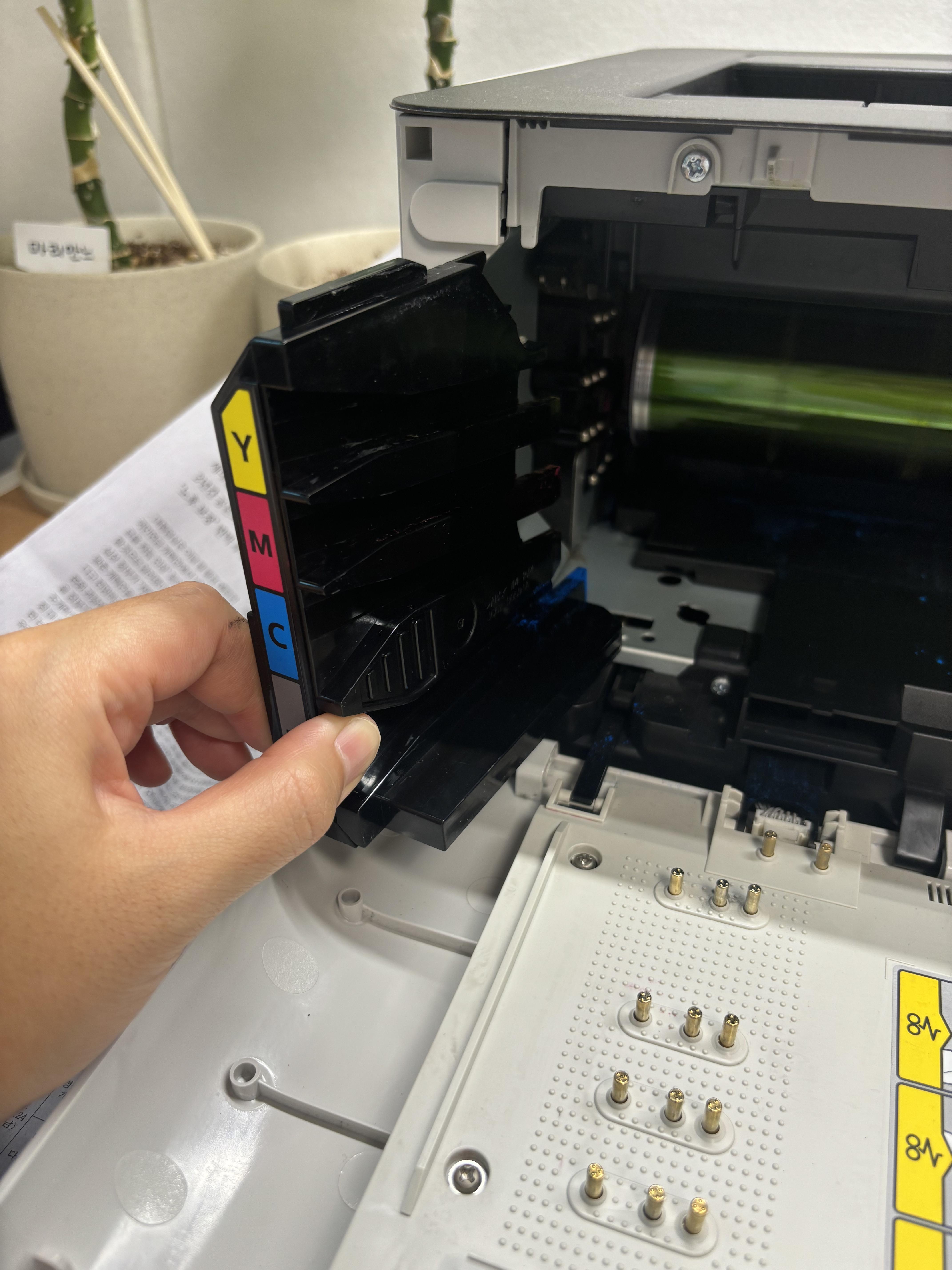 폐토너통 탈거하는 모습