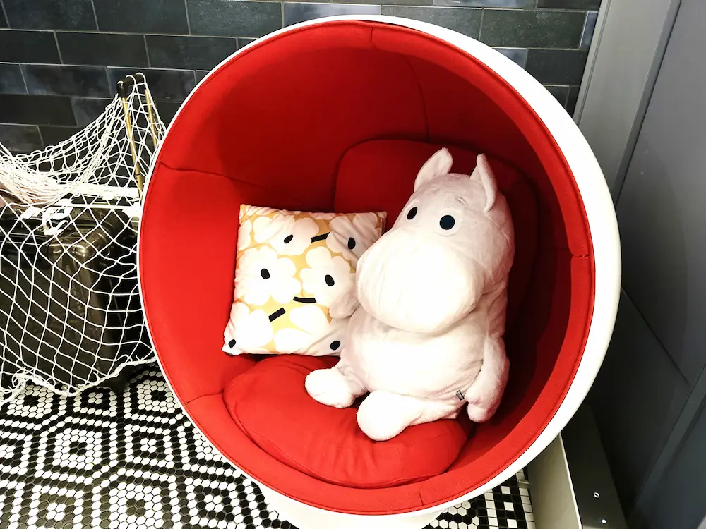 호텔 로비에 있는 무민 모습을 찍은 사진