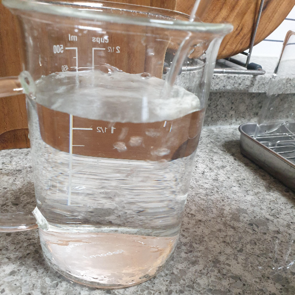 비커에 물을 붓고 있는데 교반이 약하게 일어난다.