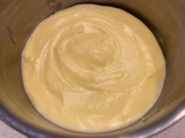 바나나푸딩 만들기에 필요한 커스터드 크림을 냉장고에서 차갑게 식히기