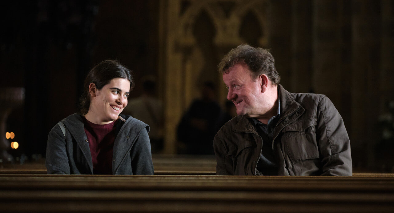 함께 바라보며 웃고 있는 TJ와 야라