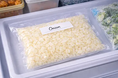 자른 양파 지퍼백에 담아 보관