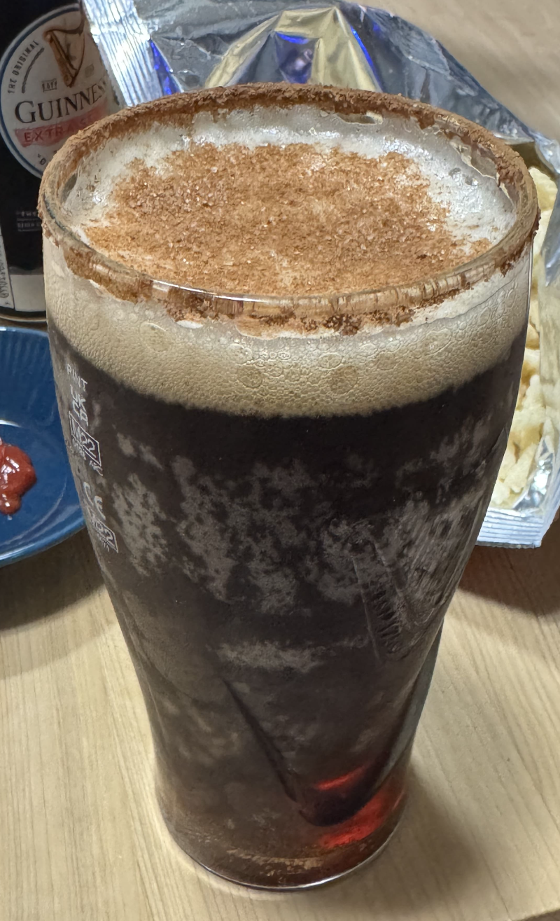 시나몬 가루가 뿌려진 흑맥주