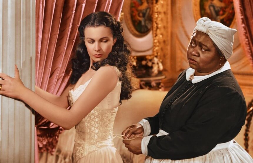 드레스를 입기 위해 허리를 조이는 스칼렛 오하라