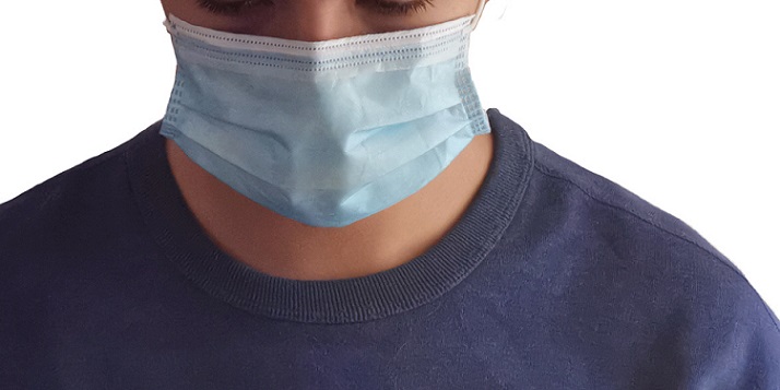 마스크 착용하고 있음