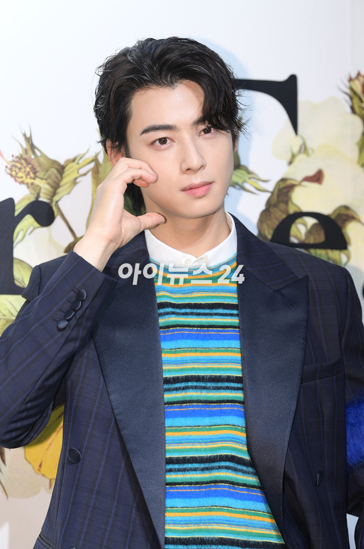 아스트로 차은우가 13일 오후 서울 성동구 성수동 한 스튜디오에서 열린 디올 맨즈 티얼즈 컬렉션 출시 팝업스토어 행사에 참석하고 있다. [사진=정소희 기자]