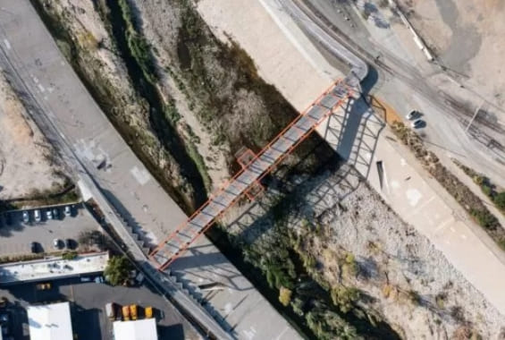 독특한 로스앤젤레스 강을 가로지르는 테일러 야드 다리 VIDEO: Taylor Yard Bridge Los Angeles River