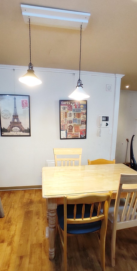 식탁자리가 옆으로 이동하며 발코니로 이동하는 동선에 펜던트등이 떨어져 불편함 또 식탁의 반만 비춰줘 한쪽은 어두운 식탁