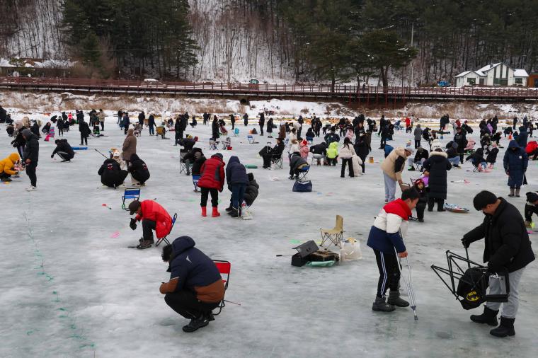 평창 송어축제 얼음낚시를 즐기는 사람들 모습