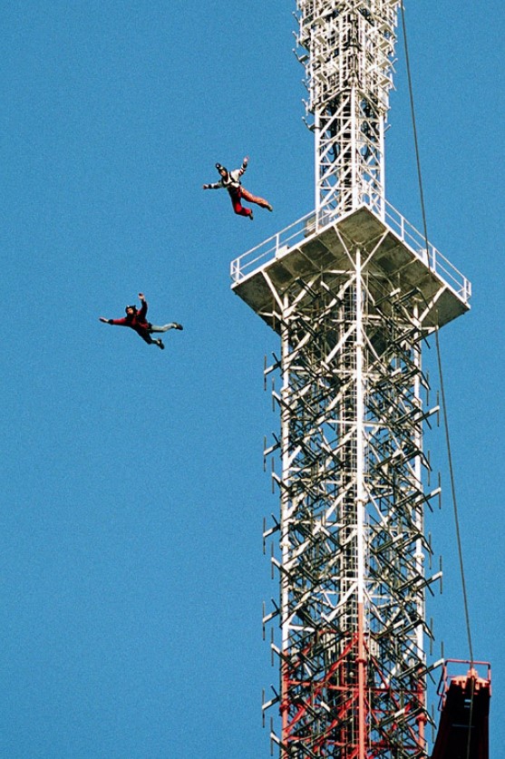 베이스 점프(Base Jumping)의 기원과 위험성