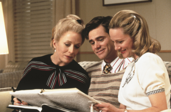 두 여성과 사이의 있는 책을 보는 남성