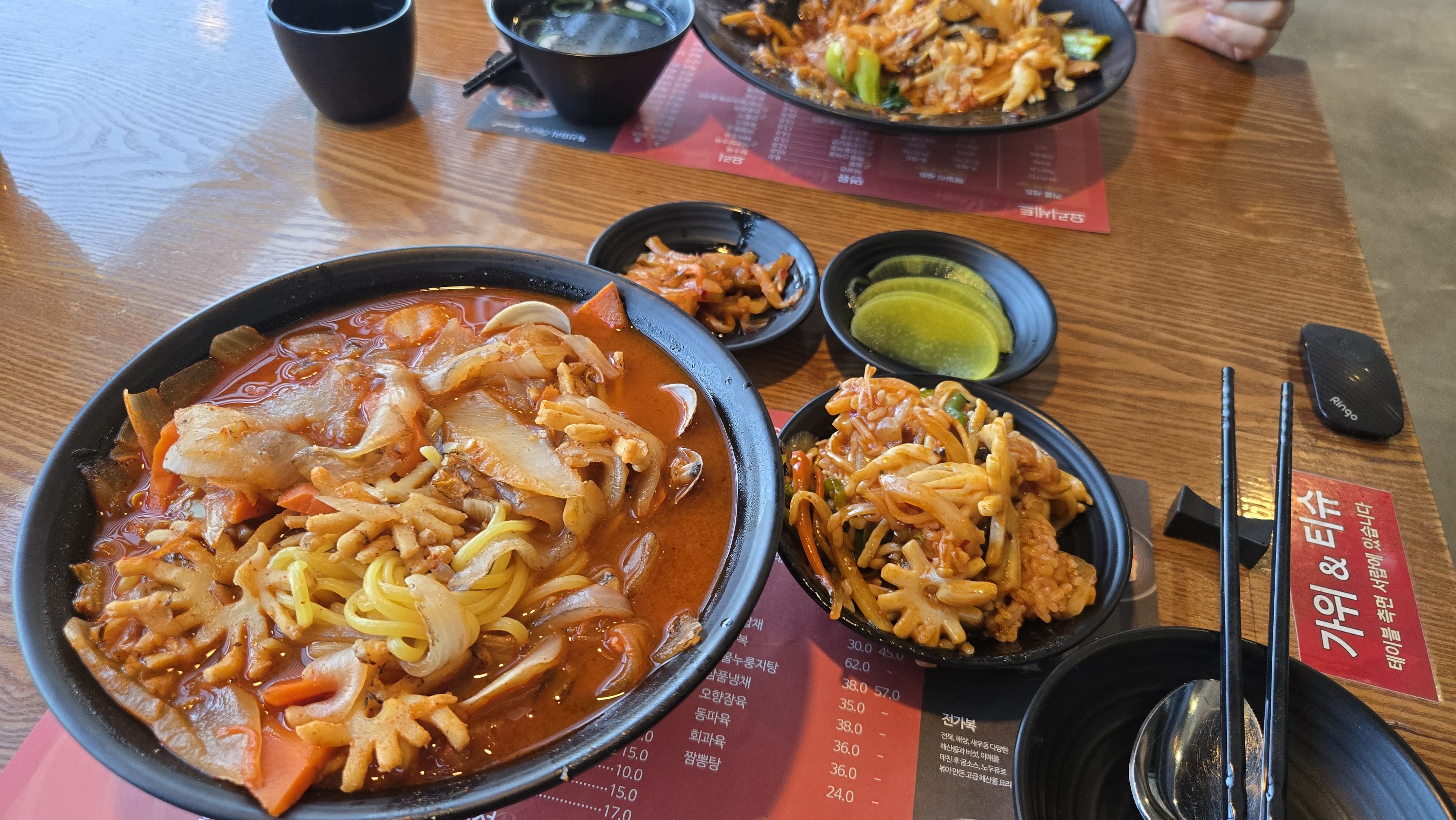 국물 맛이 자극적이지 않고 깔끔한 스타일