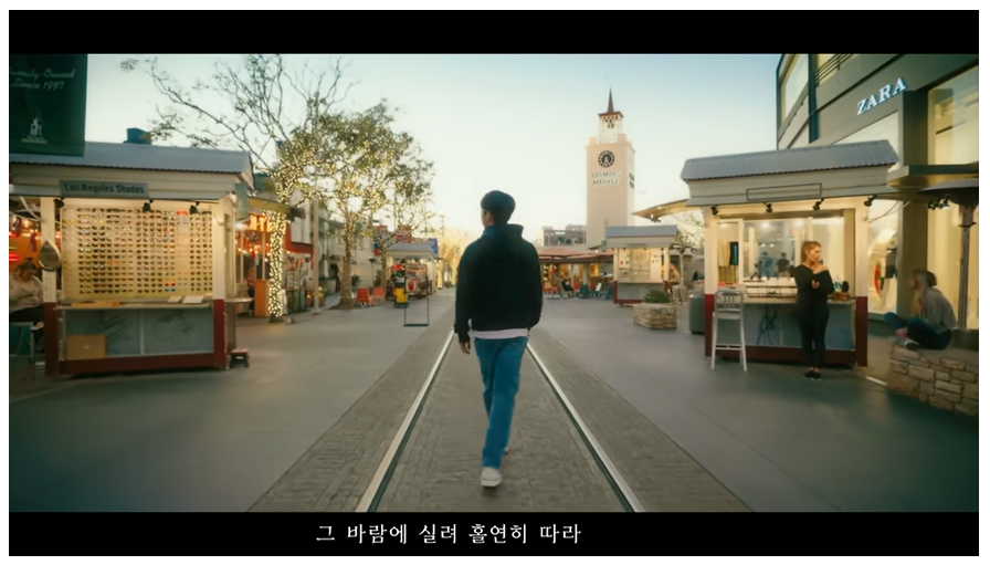 거리를 걷는 임영웅 뒷모습