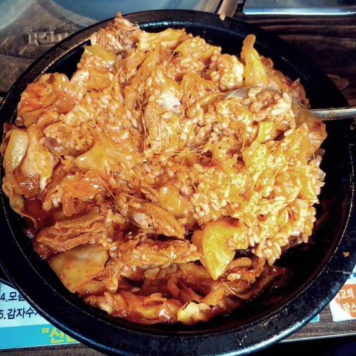 신촌-유닭스토리-닭갈비덮밥-비비는중