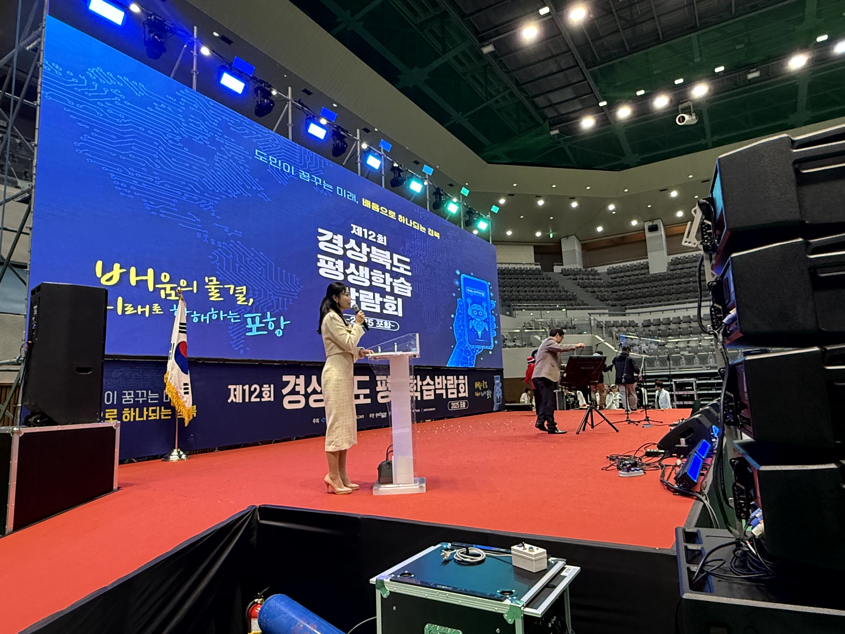 다양한 연령대의 사람들이 디지털 학습, 토론, 코딩 등 여러 학습 활동에 적극적으로 참여하고 있는 활기찬 박람회 현장.