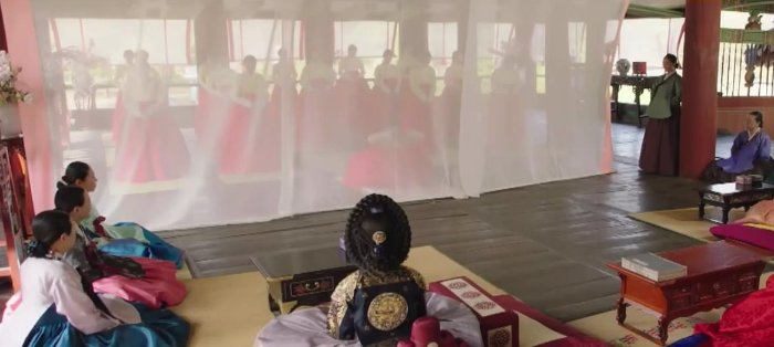 같은 옷을 입고 있는 초간택 합격자들