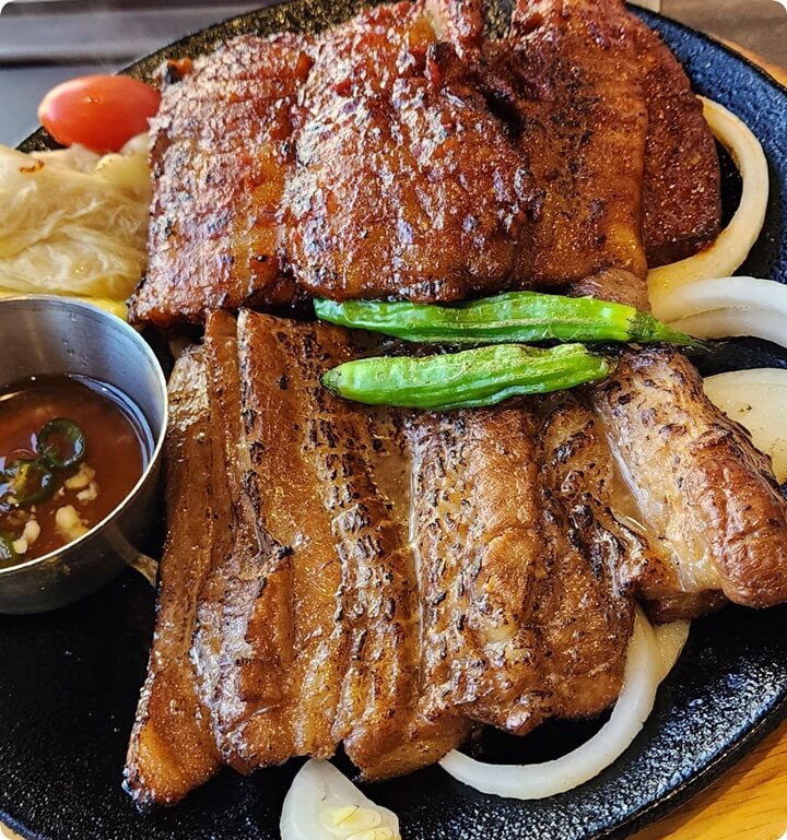 소스를 발라 굽은 돼지고기 한접시