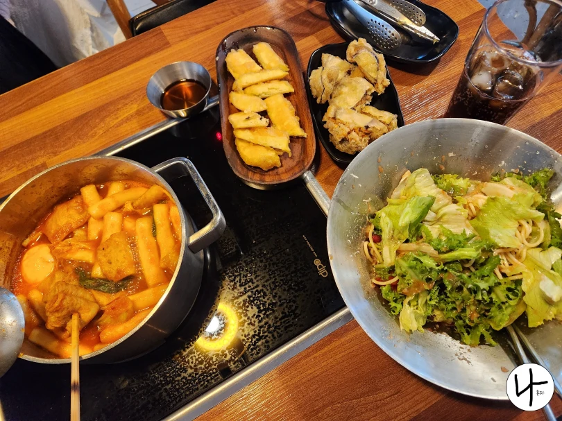 테이블-위-각종-음식