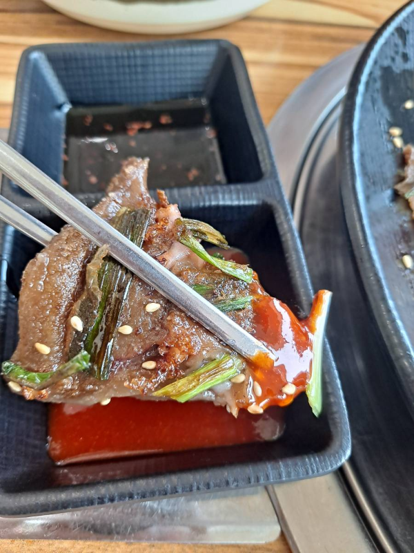 도토리파전 초장 찍다