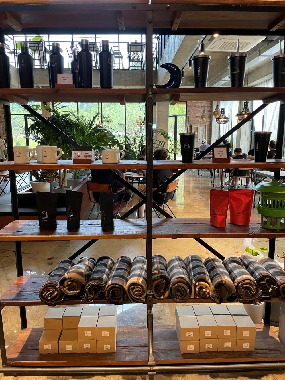 춘천-베이커리-카페-38마일(38MILE)-굿즈-진열대