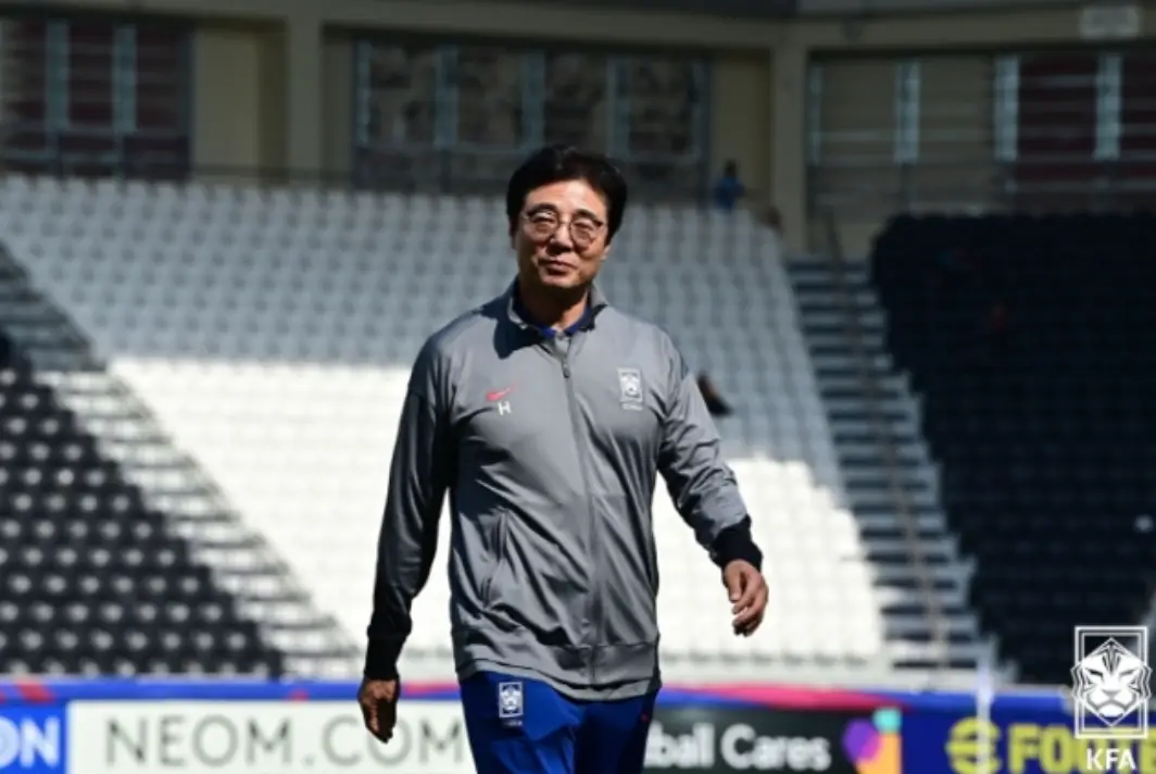 파리-회색 트레이닝복을 입고 운동자에서 걷고있는 황선홍