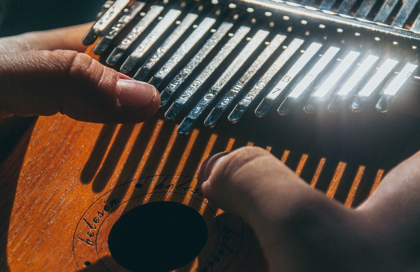 단순한 구조와 아름다운 소리로 인기있는 칼림바