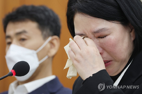 18일 서울 여의도 국회에서 고 오요안나 MBC 기상캐스터 사망 사건 관련 긴급 현안 질의 등을 위해 열린 과학기술정보방송통신위원회 전체회의에서 고 오요안나씨의 어머니인 장연미 씨가 눈물을 흘리고 있다. [사진=연합뉴스]