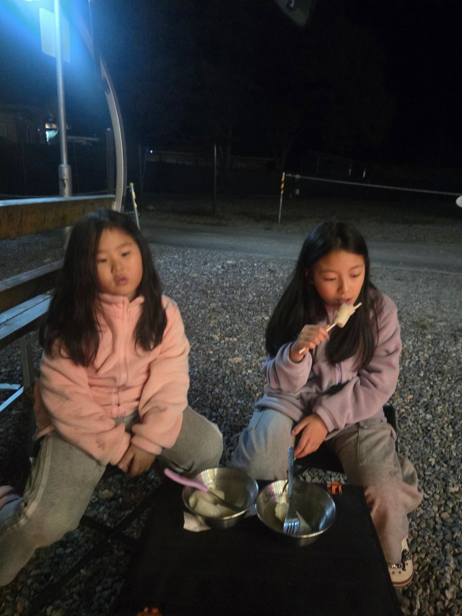 저녁에 플리스 입고 간식 먹는 아이들