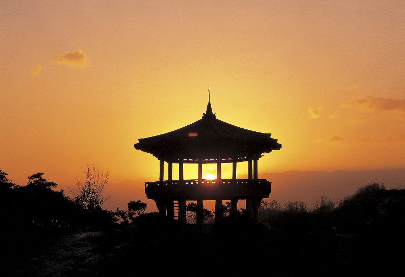 남산서울타워 팔각정 앞에서 맞이하는 새해 일출 명소