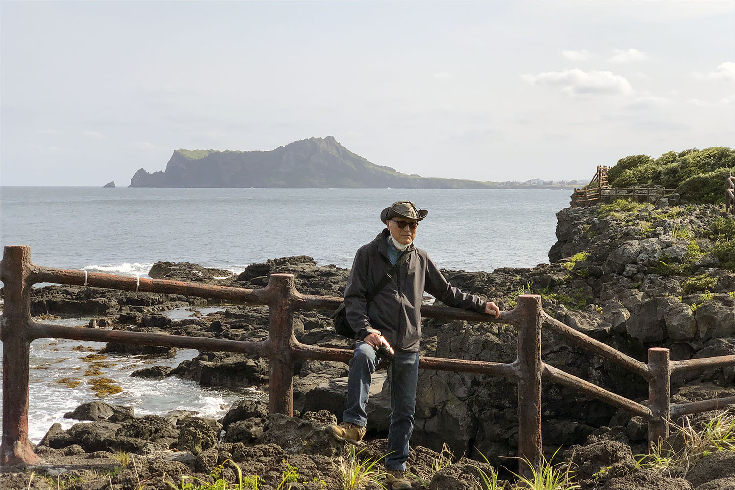 일출봉을 배경으로