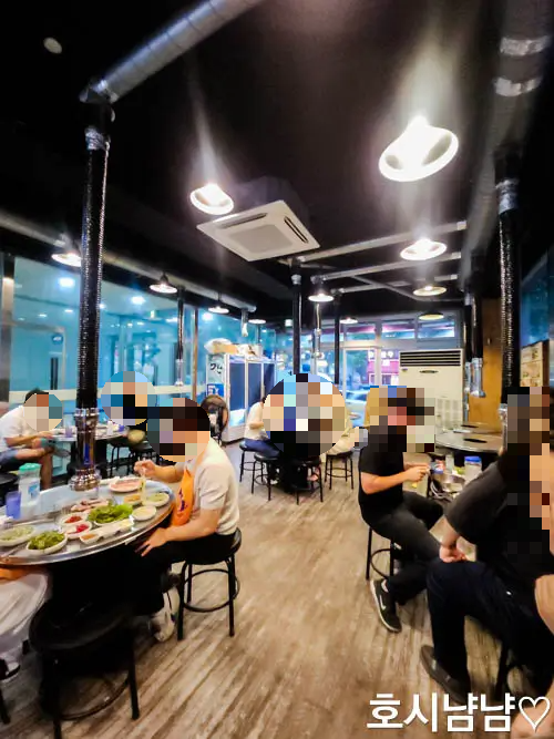 편안한 분위기의 옛 감성 있는 가게 내부 전경