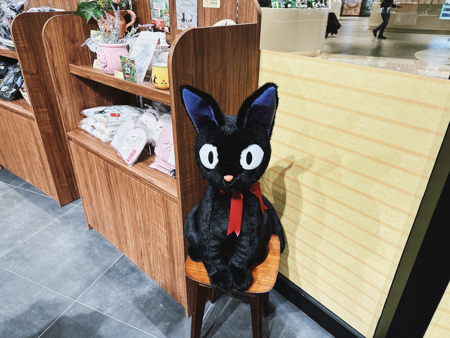 키키를 도와주는 고양이 지지