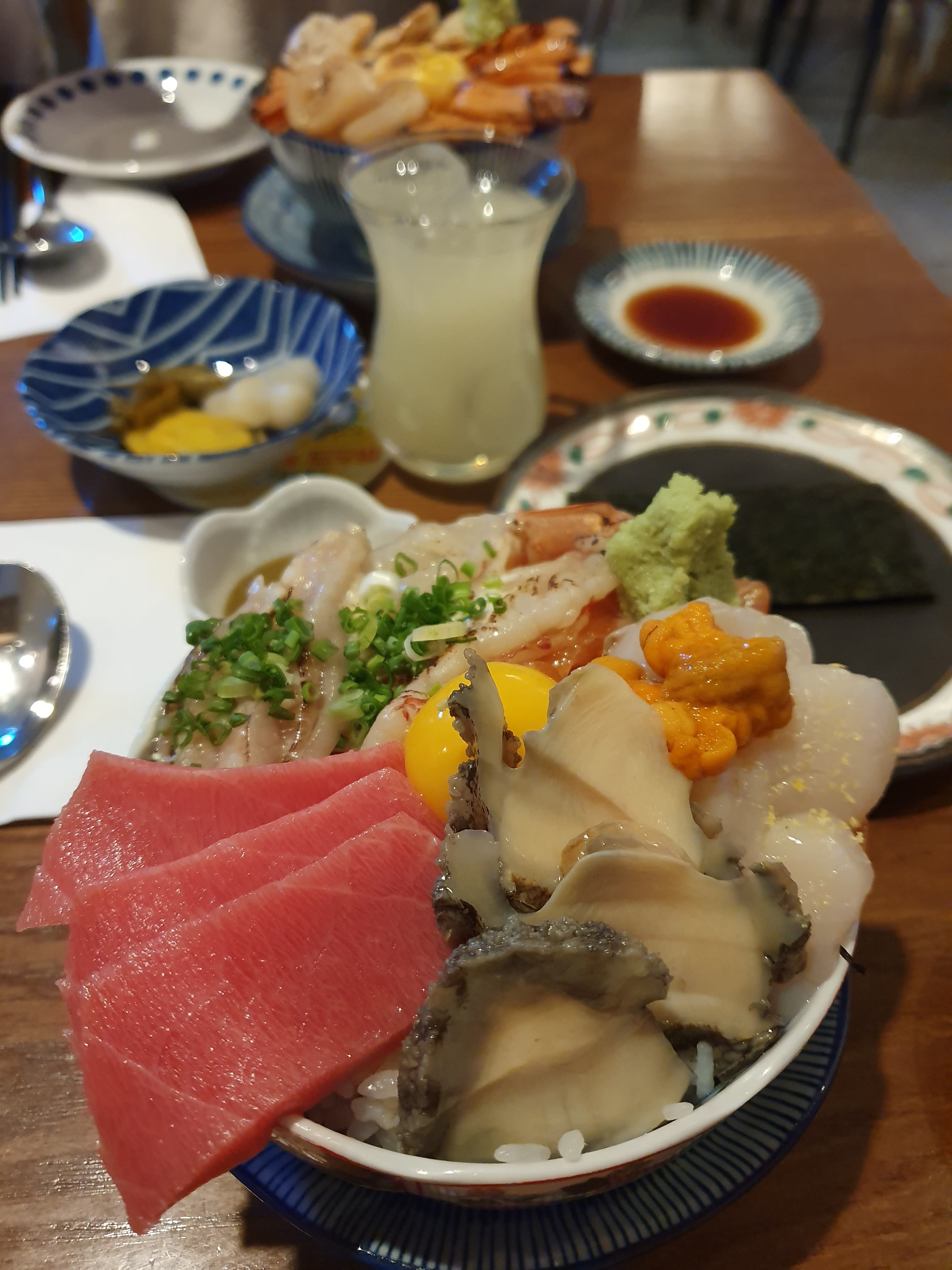 이이요 참치뱃살+찐전복+연어+가리비+광어지느러미+홍새우 덮밥2