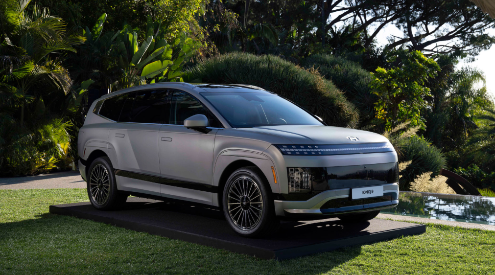 골드세테인 하우스에 전시되어 있는 아이오닉9 관련 이미지