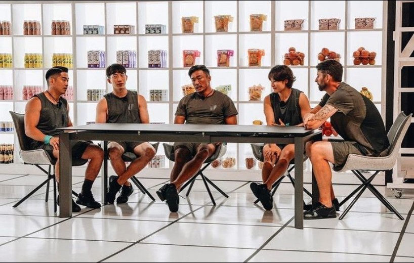 피지컬100-팀전-회의중인-사진