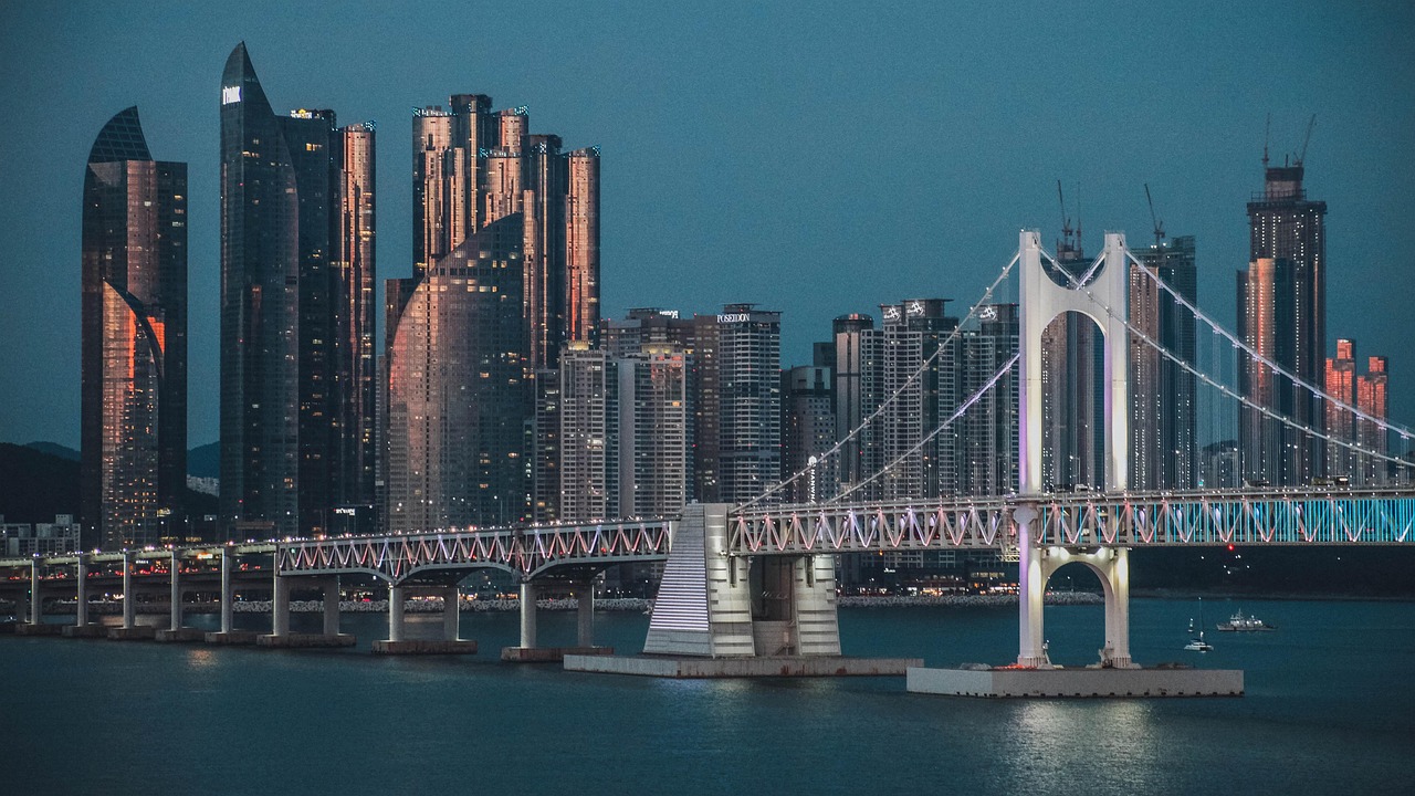 광안리 해수욕장 야경, 광안대교 조명이 바다 위에 반사되어 빛나는 부산 대표 야경 명소