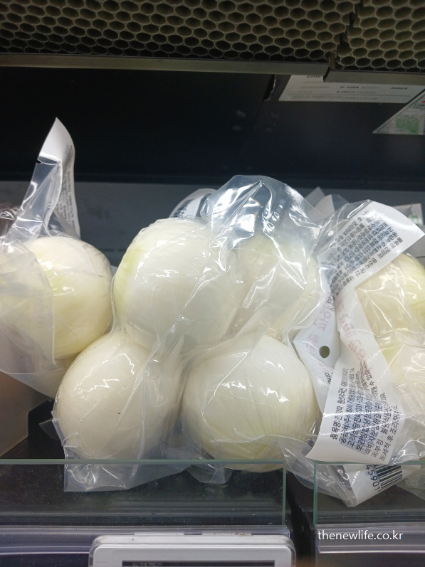 마트에서 판매 중인 포장 신선 양파, 혈액순환 개선과 고지혈증 예방에 효과적인 양파 효능